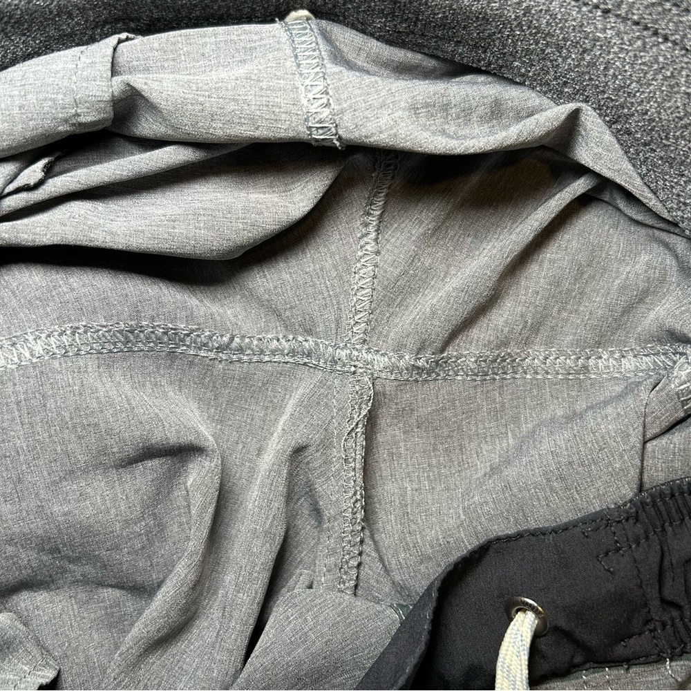 Vuori Banks Short Grey with Green Stripe Size Medium - Picture 9 of 9